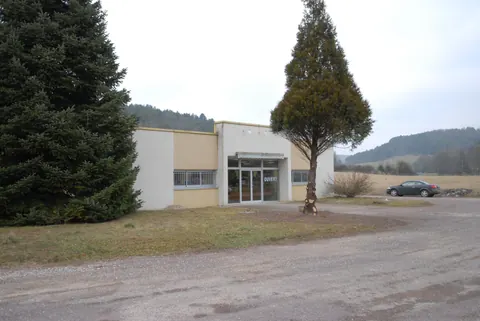 Le bâtiment de Marmagne en 2008, vu depuis la route